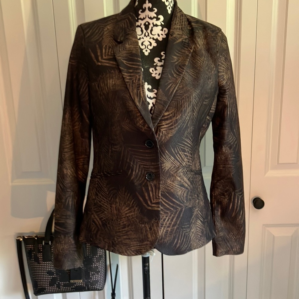 Just listed💋simply fabulous black with subtle leaf print jacquard blazer.